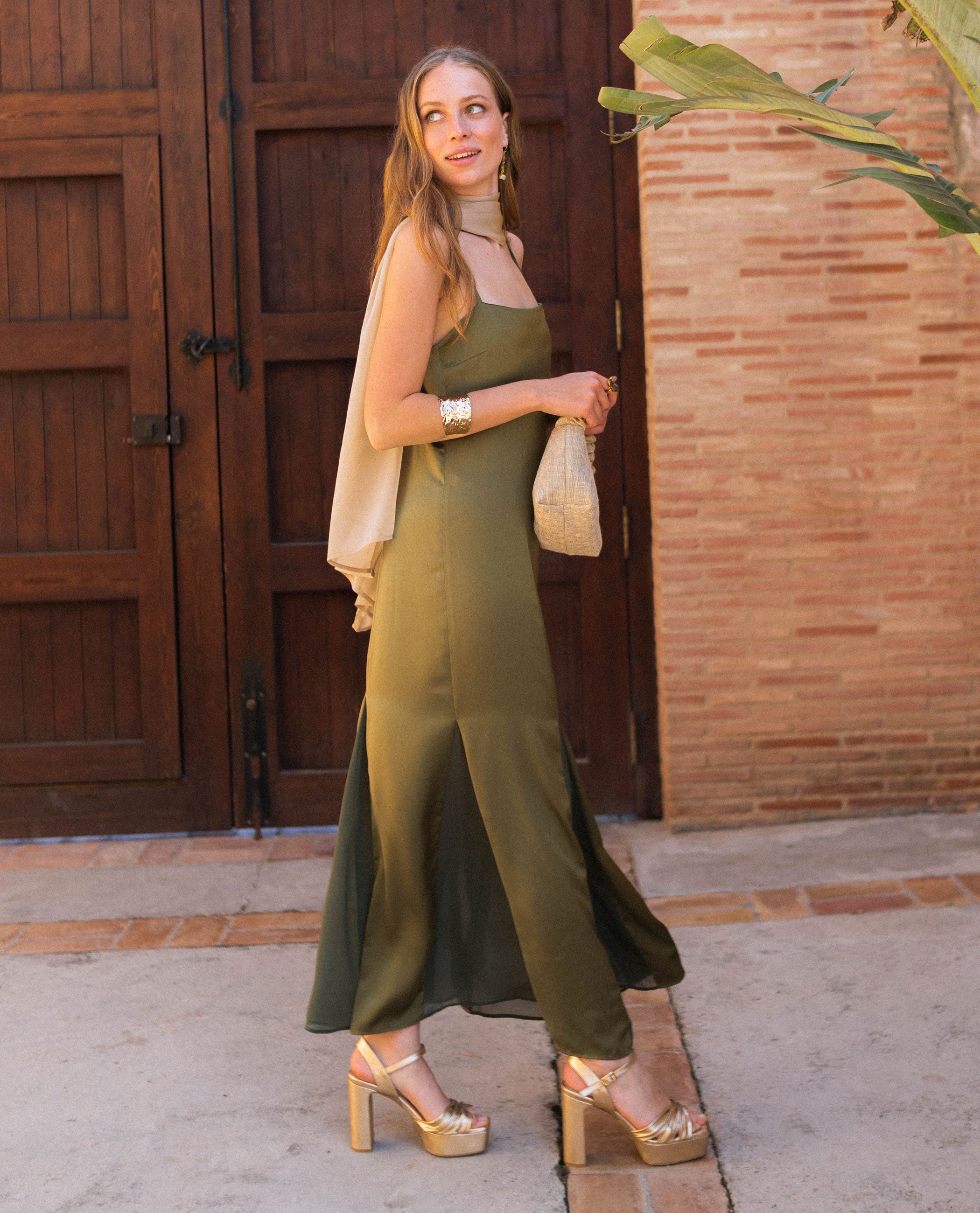 Combines a bottle green dress to perfection THE-ARE Combines a bottle green dress to perfection THE-ARE