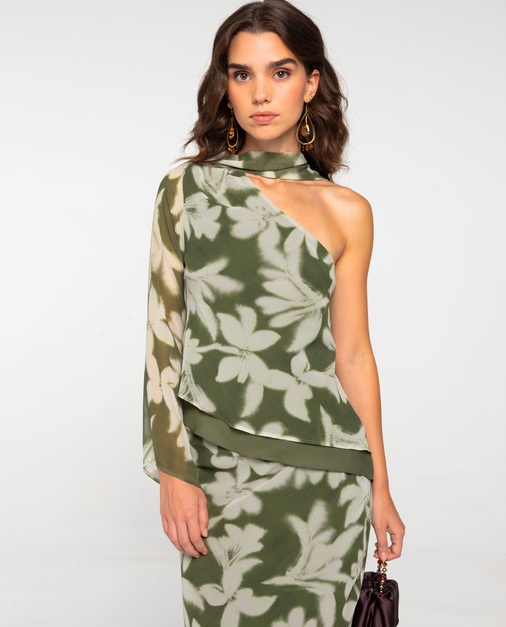 Blusa asimétrica con estampado floral verde y beige THE-ARE