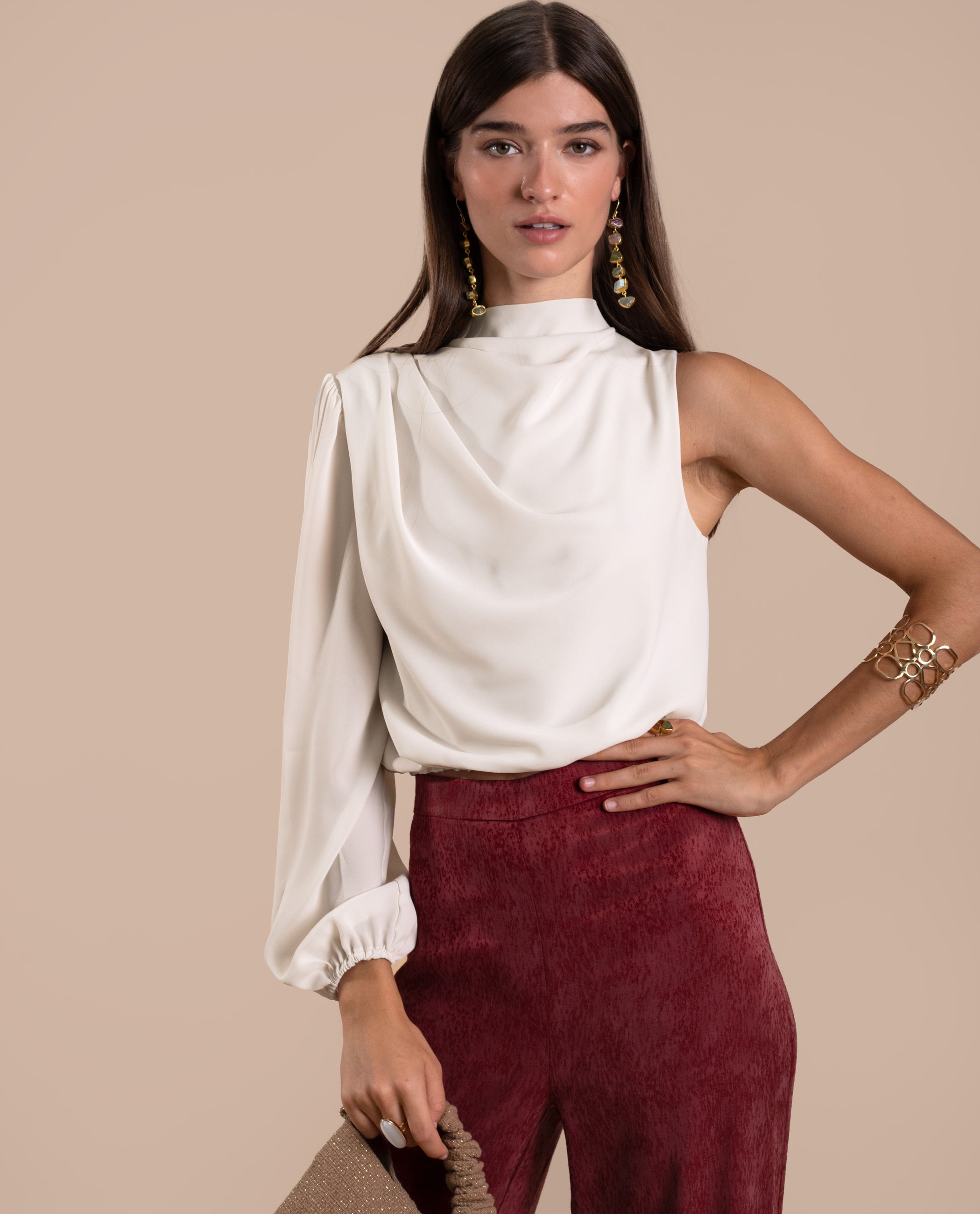 Blusa Blanca Elegante Con Una Manga Larga Invitadas THE-ARE