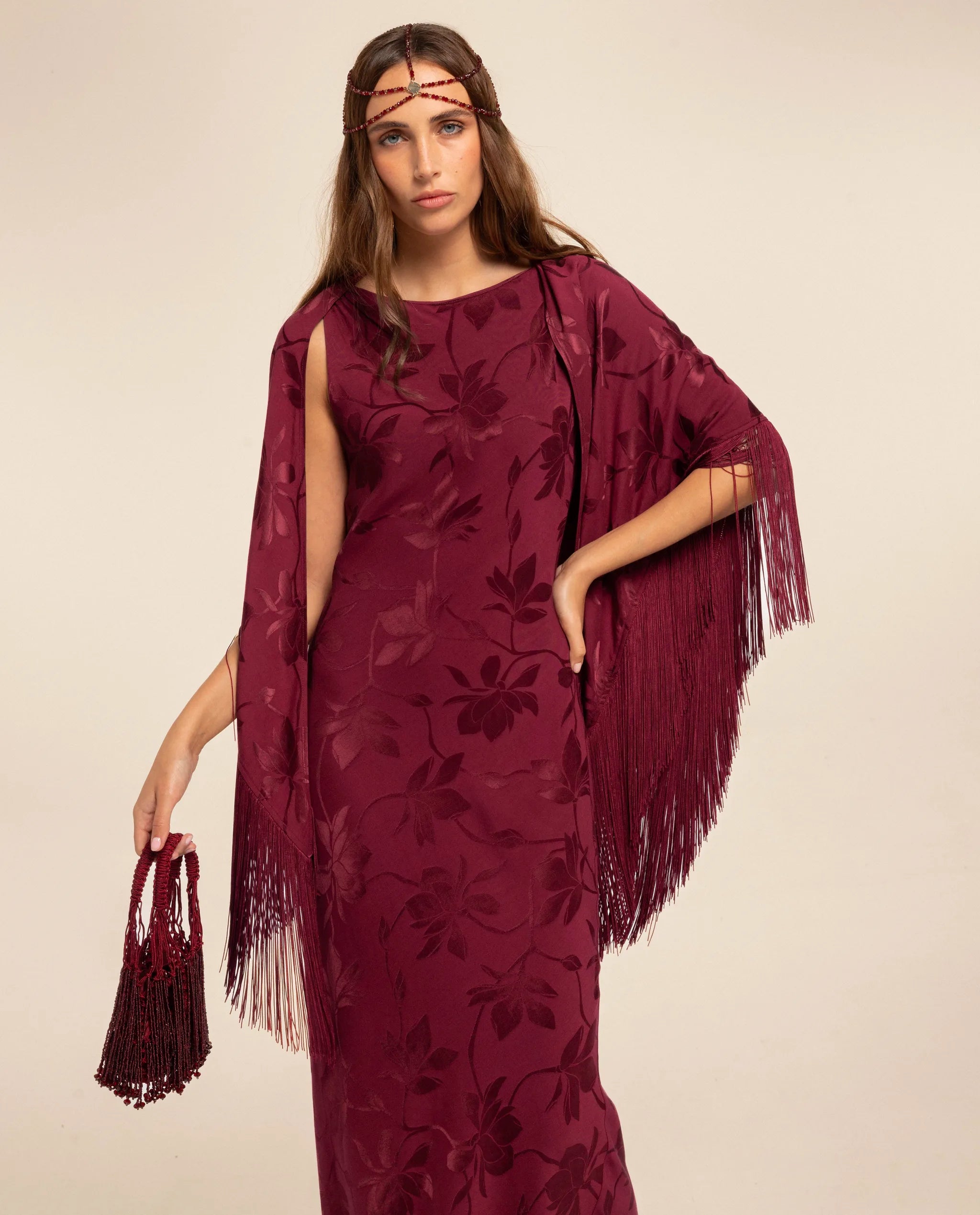 Red shawl with fringe for wedding and fair guests | THE-ARE Red shawl with fringe for wedding and fair guests | THE-ARE