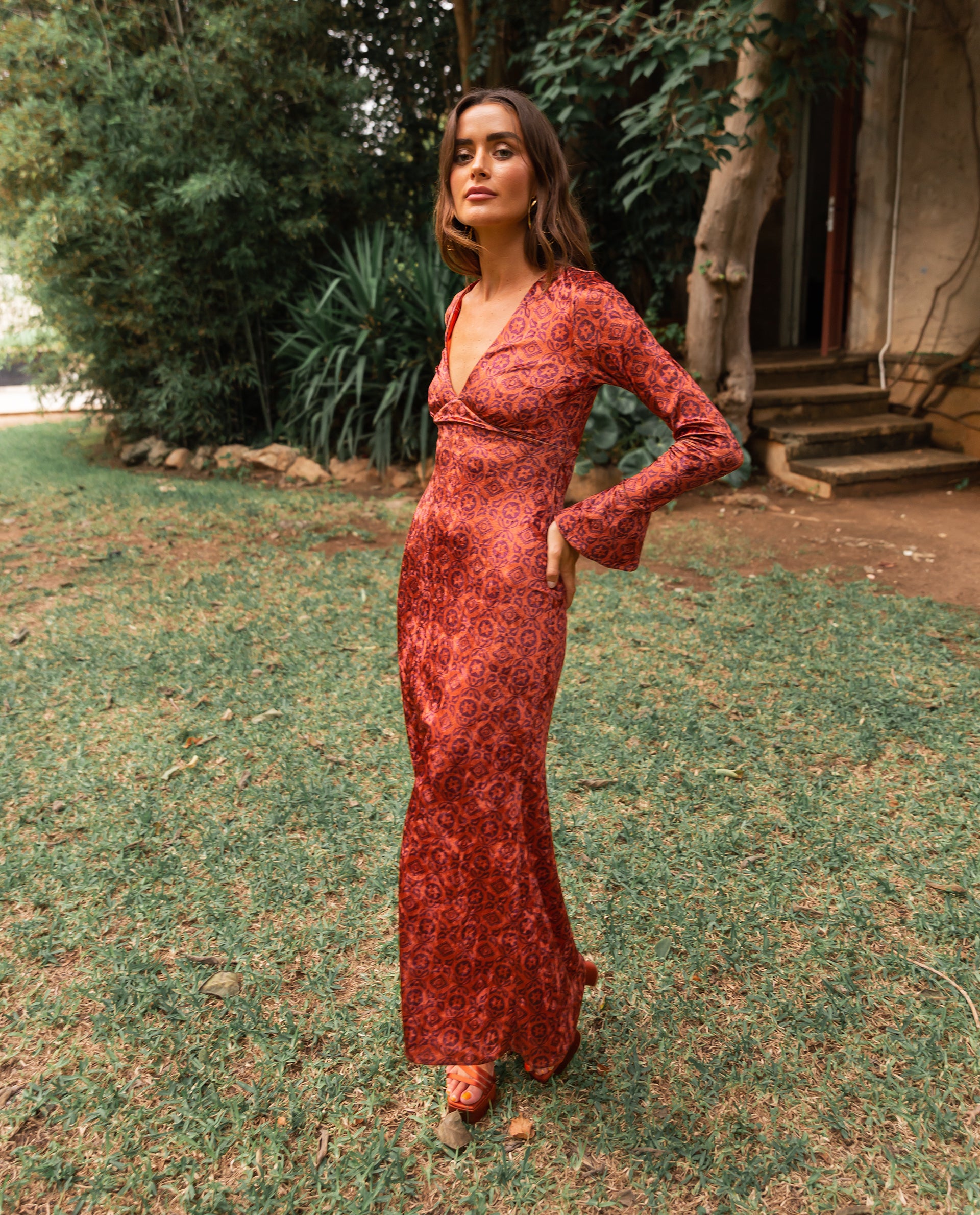 Vestido Midi Terciopelo Estampado con Mangas Invitadas THE-ARE