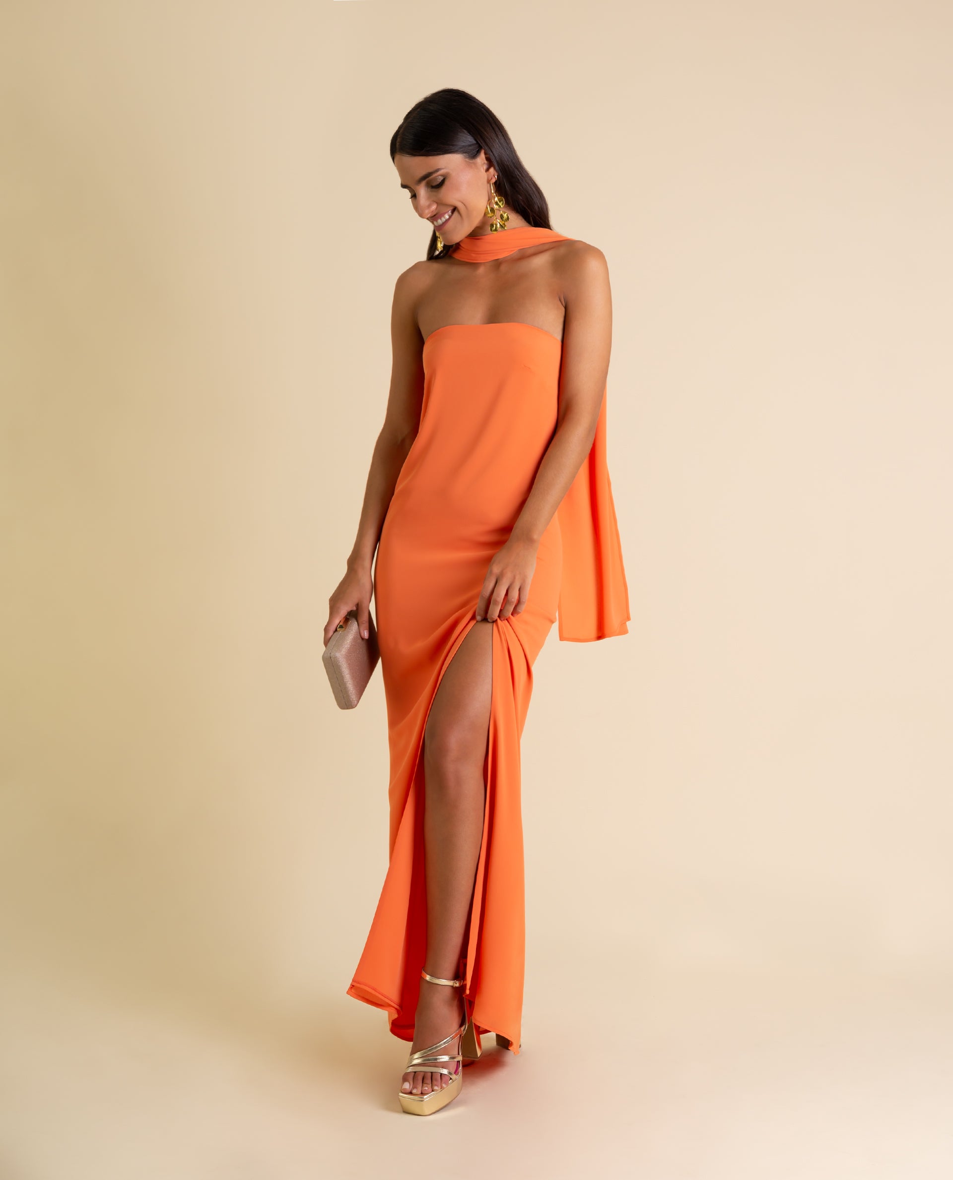 Vestido Palabra de Honor Naranja con Foulard | Invitadas THE-ARE