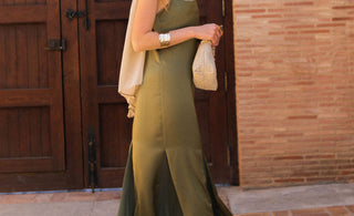 Combines a bottle green dress to perfection THE-ARE Combines a bottle green dress to perfection THE-ARE