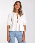 Blusa Blanca Manga Corta con Lazos en Escote | THE-ARE