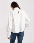 Blusa Blanca Manga Larga con Cuello Alto | THE-ARE