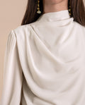 Blusa Blanca Elegante Con Una Manga Larga | Invitadas THE-ARE
