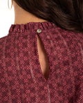 Blusa Burdeos Estampado con Manga Larga, Brillo y Nido de Abeja | THE-ARE