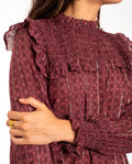 Blusa Burdeos Estampado con Manga Larga, Brillo y Nido de Abeja | THE-ARE