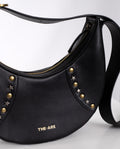 Bolso Negro de Piel Forma de Media Luna y Tachuelas | THE-ARE