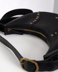 Bolso Negro de Piel Forma de Media Luna y Tachuelas | THE-ARE
