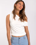 Camiseta Blanca Asimétrica con Hombros Descubiertos | THE-ARE