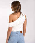 Camiseta Blanca Asimétrica con Hombros Descubiertos | THE-ARE