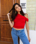 Camiseta Roja Asimétrica con Hombros Descubiertos | THE-ARE