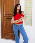 Camiseta Roja Asimétrica con Hombros Descubiertos | THE-ARE