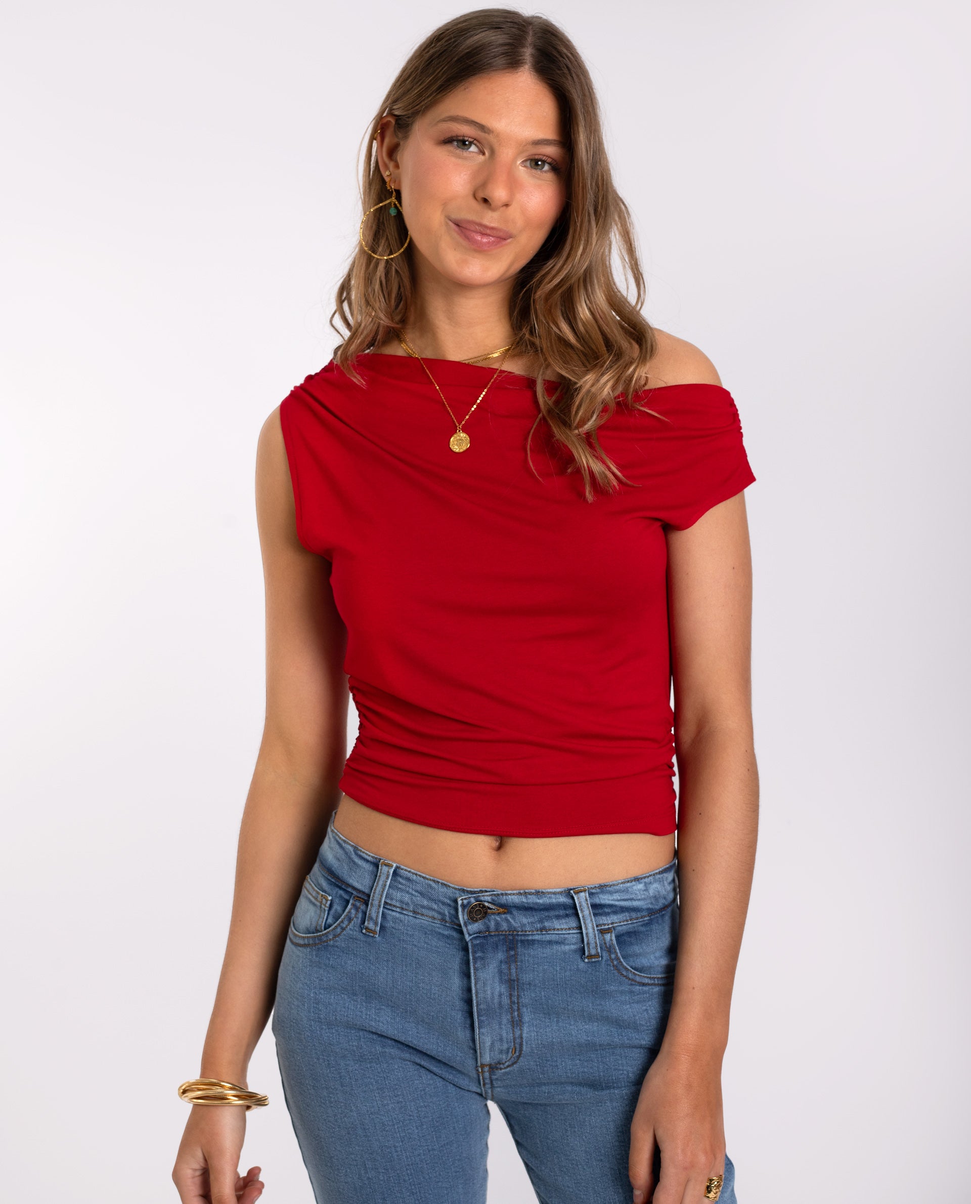 Camiseta Roja Asimétrica con Hombros Descubiertos | THE-ARE