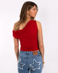 Camiseta Roja Asimétrica con Hombros Descubiertos | THE-ARE
