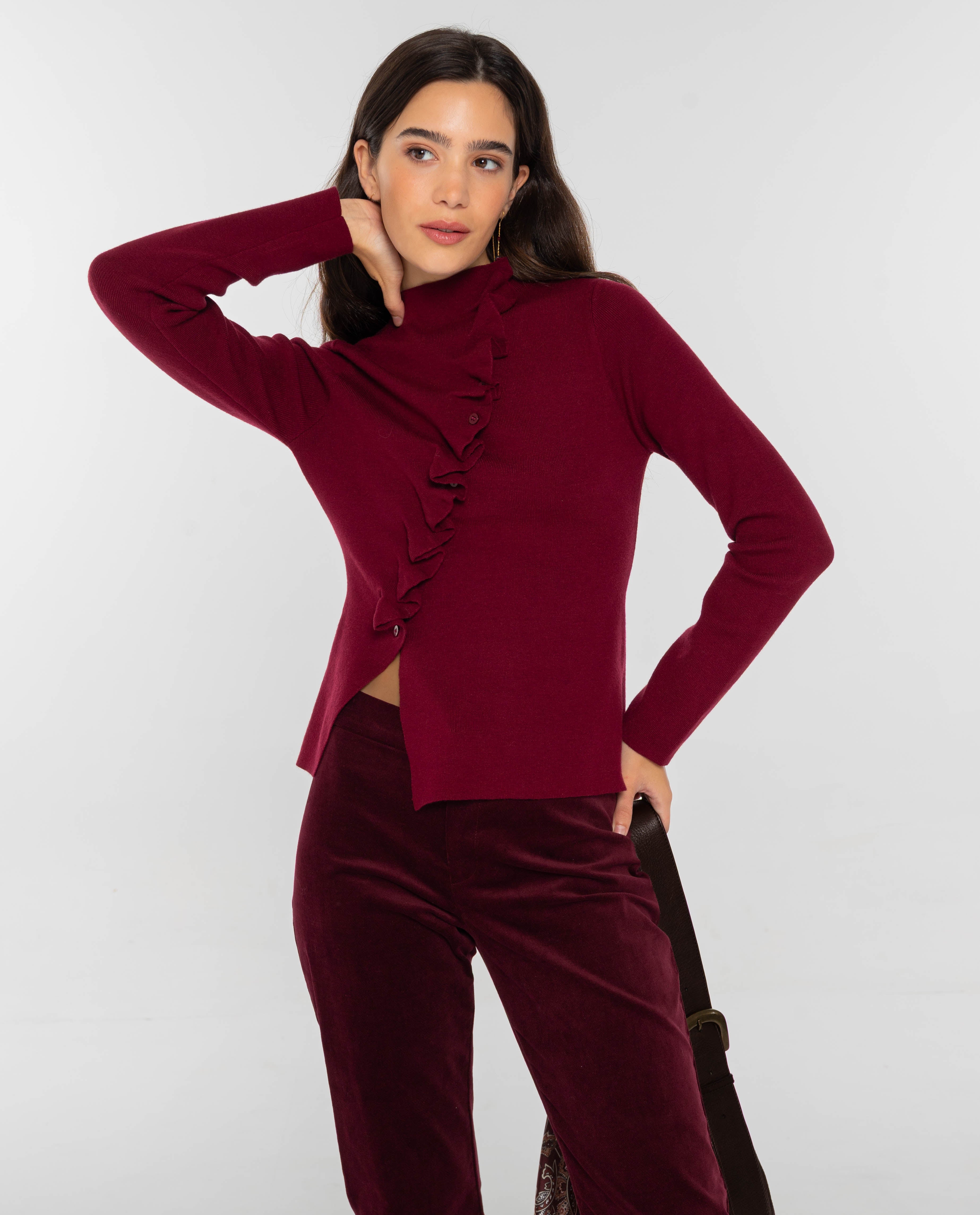 Jersey de punto canalé burdeos con cuello alto y volante diagonal