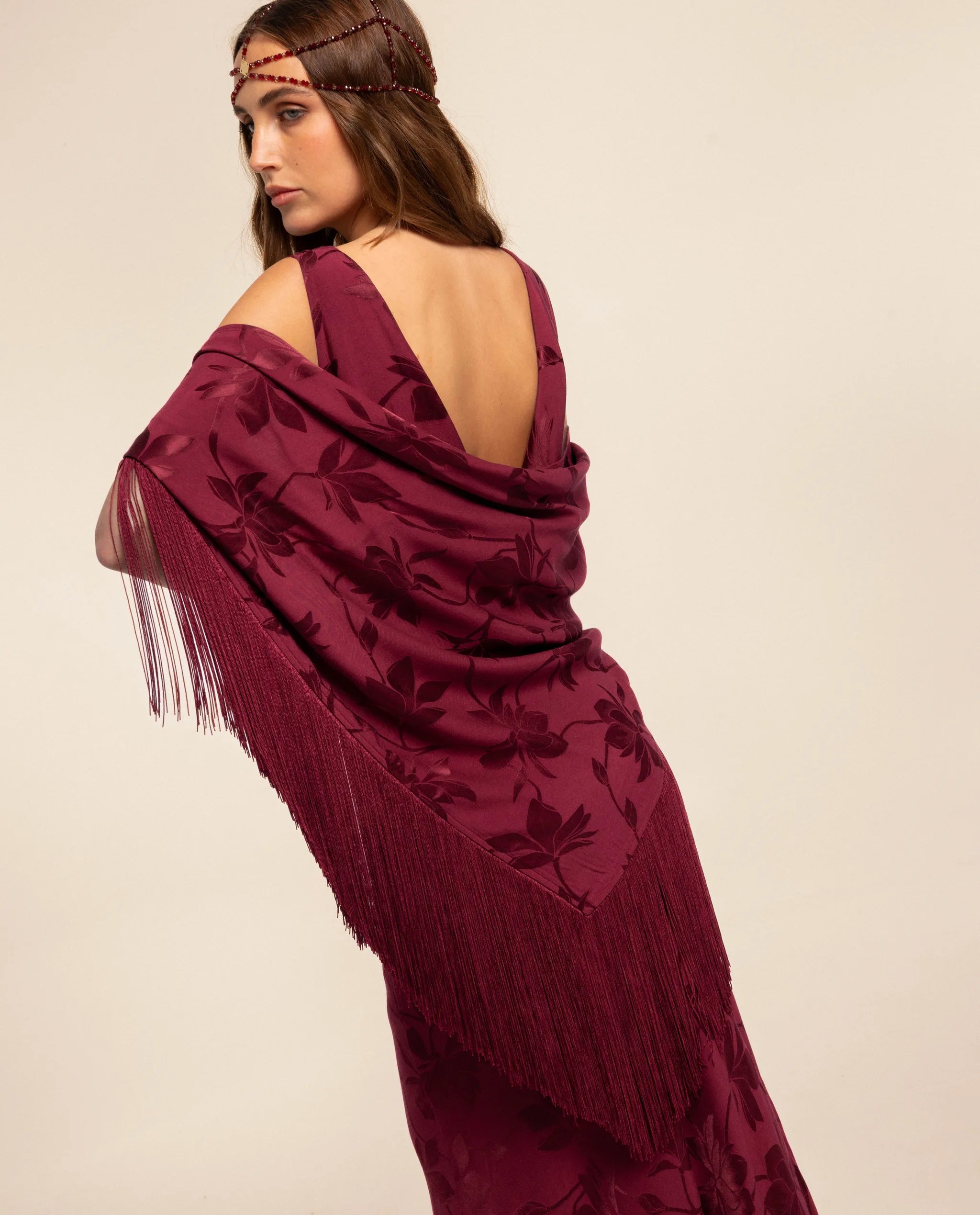 Red shawl with fringe for wedding and fair guests | THE-ARE Red shawl with fringe for wedding and fair guests | THE-ARE