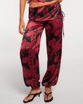 PANTALÓN KNOWN BY HEART · ESTAMPADO