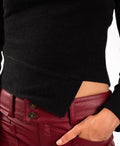 Top Negro de Punto Asimétrico con Cuello Alto | Colección Invierno THE-ARE