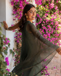 VESTIDO MRS. RIVERA | Vestido Larg Vestido Largo Fluido Verde Elegante | Invitadas THE-ARE