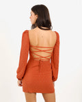 VESTIDO DON´T ASK WHY | Vestido Corto Naranja Espalda Entrelazada y Manga Larga | THE-ARE