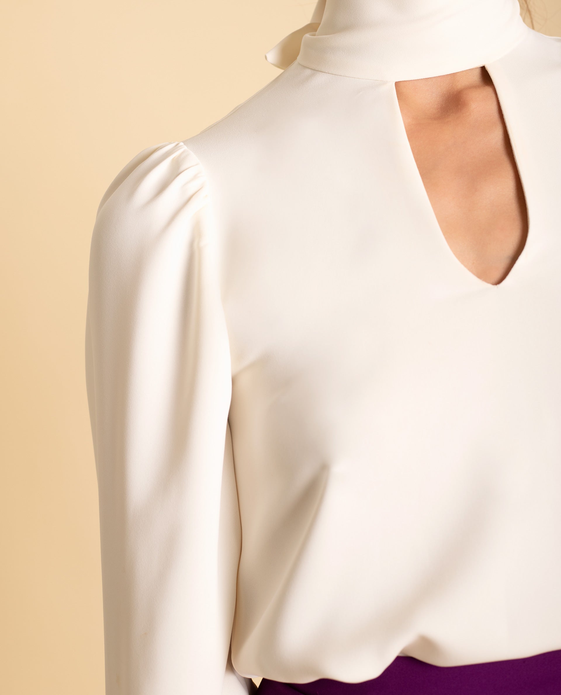 BLUSA MARIONA | Blusa Elegante Blanca Cuello Halter con Escote de Lágrima | THE-ARE