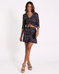 FALDA FULL OF JOY | Mini Falda Estampado Flores con Volante - Blanco y Negro | THE-ARE