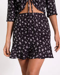FALDA FULL OF JOY | Mini Falda Estampado Flores con Volante - Blanco y Negro | THE-ARE