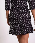 FALDA FULL OF JOY | Mini Falda Estampado Flores con Volante - Blanco y Negro | THE-ARE