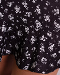 FALDA FULL OF JOY | Mini Falda Estampado Flores con Volante - Blanco y Negro | THE-ARE