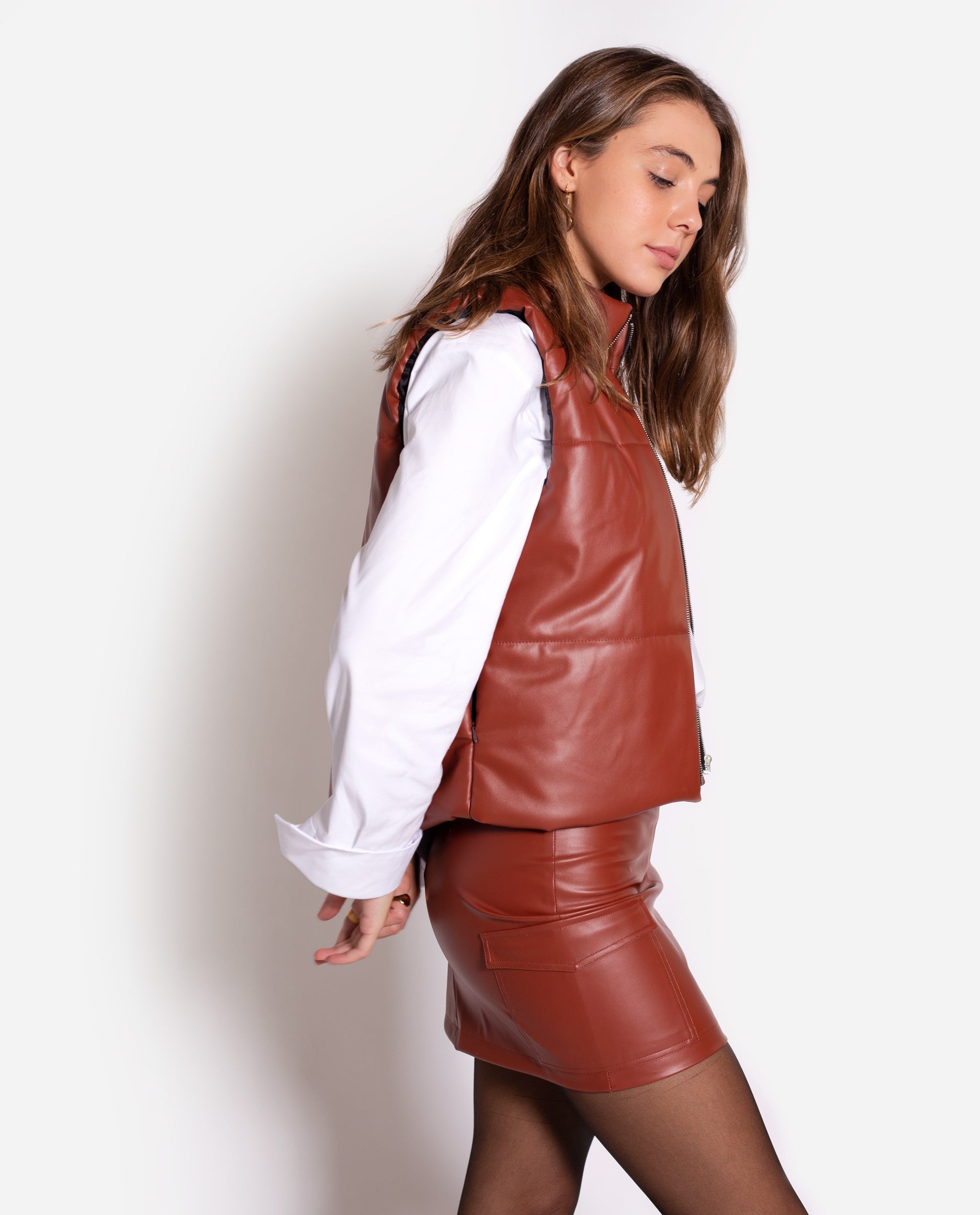Mini falda efecto piel rojizo con bolsillos de mujer | THE-ARE