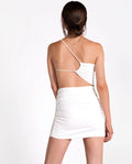 VESTIDO FEEL ALIVE | Vestido curto drapeado com recorte branco | THE-ARE
