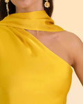 VESTIDO MRS. ABRIL | Vestido Midi Amarillo Asimétrico con Lazada al Cuello | Invitadas THE-ARE
